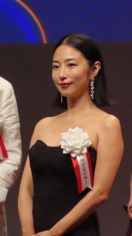すげぇぇ MEGUMI、黒チューブで現る 肩まわりが恐ろしく綺麗!ムダなし、美しさ桁違い これは鍛えて磨いてる
