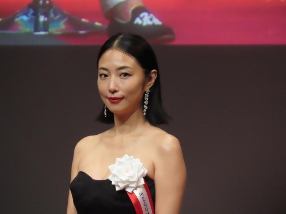すげぇぇ MEGUMI、黒チューブで現る 肩まわりが恐ろしく綺麗!ムダなし、美しさ桁違い これは鍛えて磨いてる