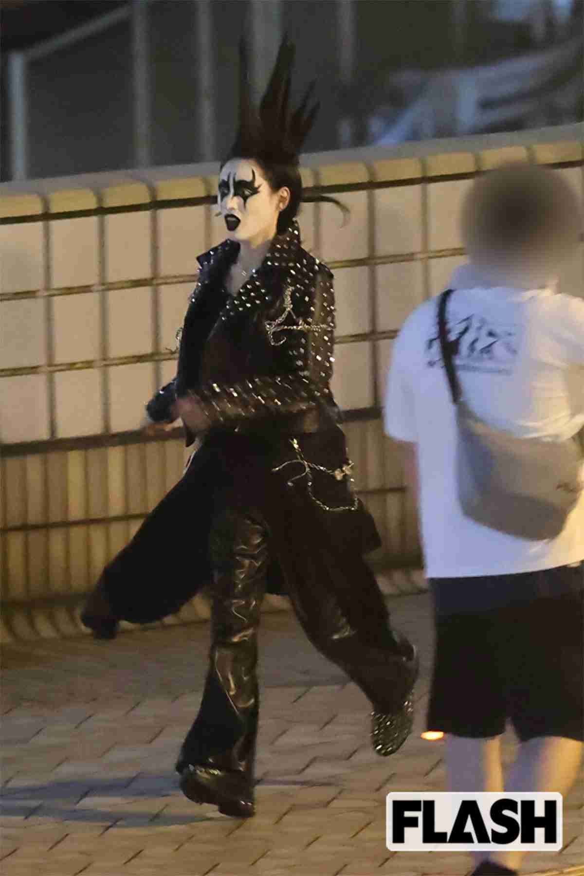 栗山千明、伝説バンド “キッス” メイクで上野駅を爆走「誰かわからない」衝撃ロケ姿をキャッチ