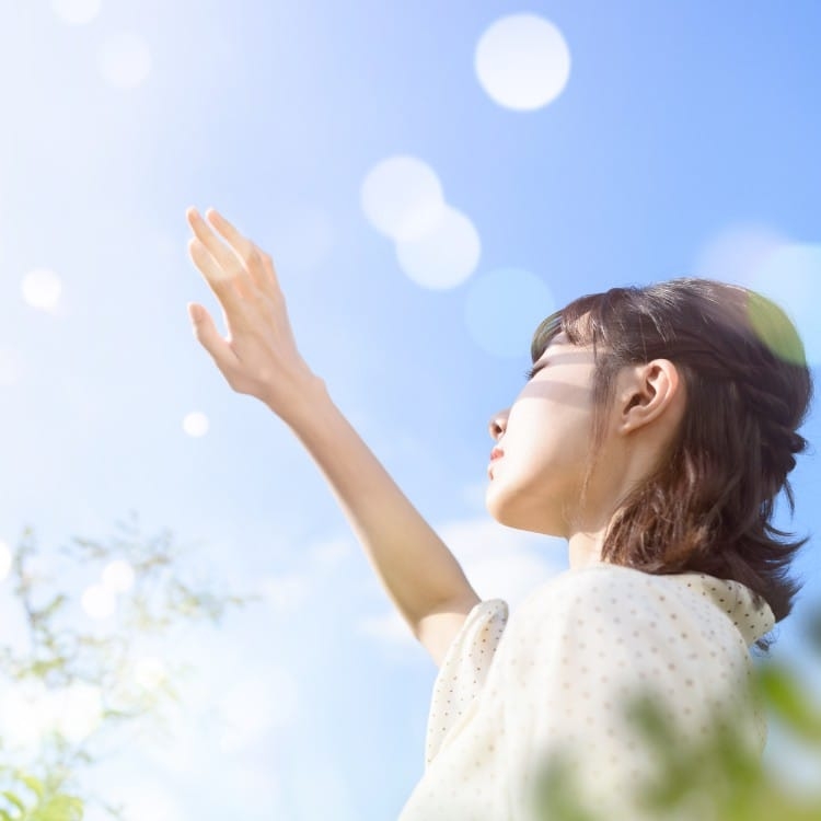 ビタミンDと日光浴の関係性とは？ 日差しを浴びる時間や注意点を解説 | ヘルスケア | FANCL CLIP ・美容と健康の旬な情報をお届け♪