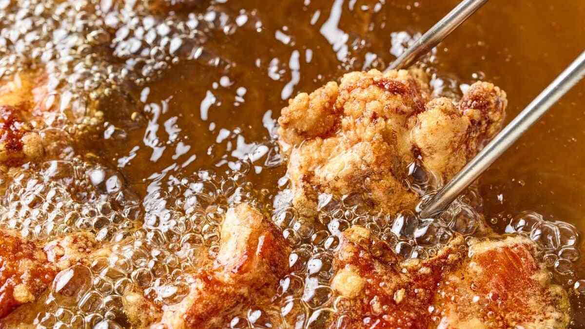 いらっしゃい…毎週末やってくる「3人の孫たち」のために2キロの鶏肉を1時間揚げ続け、唐揚げ作り。年金月13万円の66歳・独居祖母、「孫への歓待」に疲弊｜資産形成ゴールドオンライン