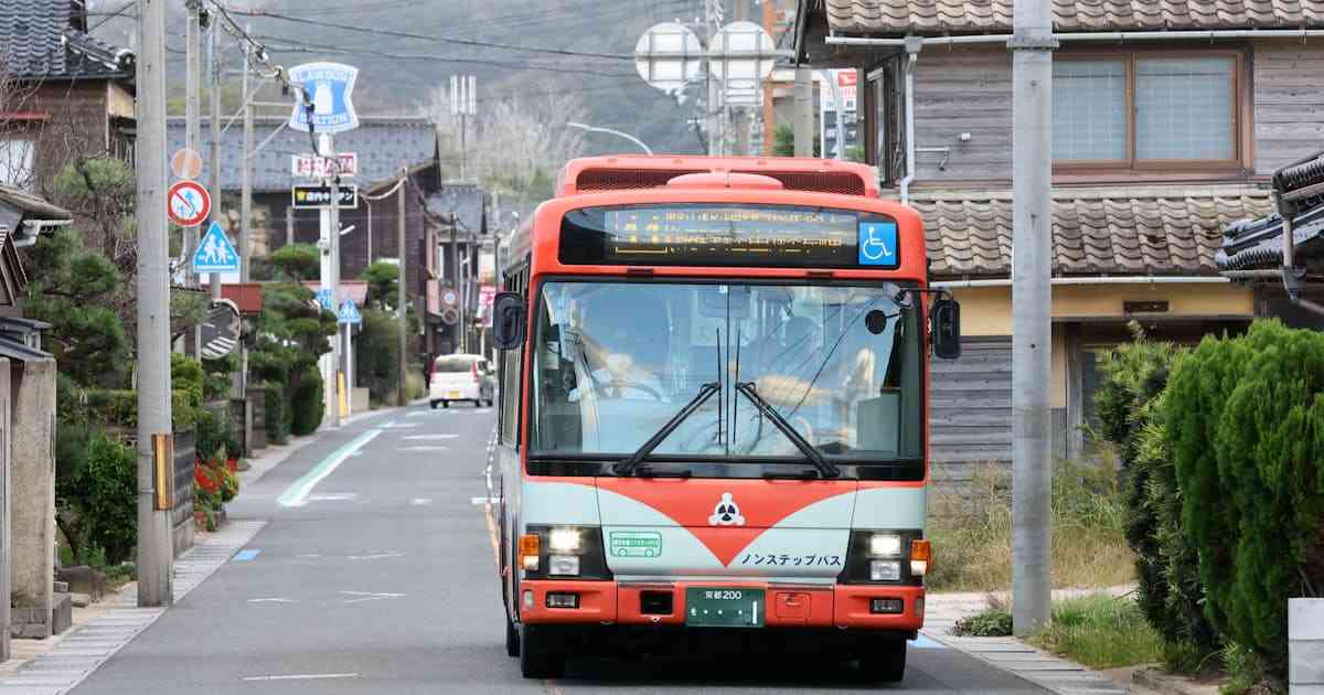 スクールバスを地域の足に、自治体などとの共同運行に政府が財政支援 - 日本経済新聞