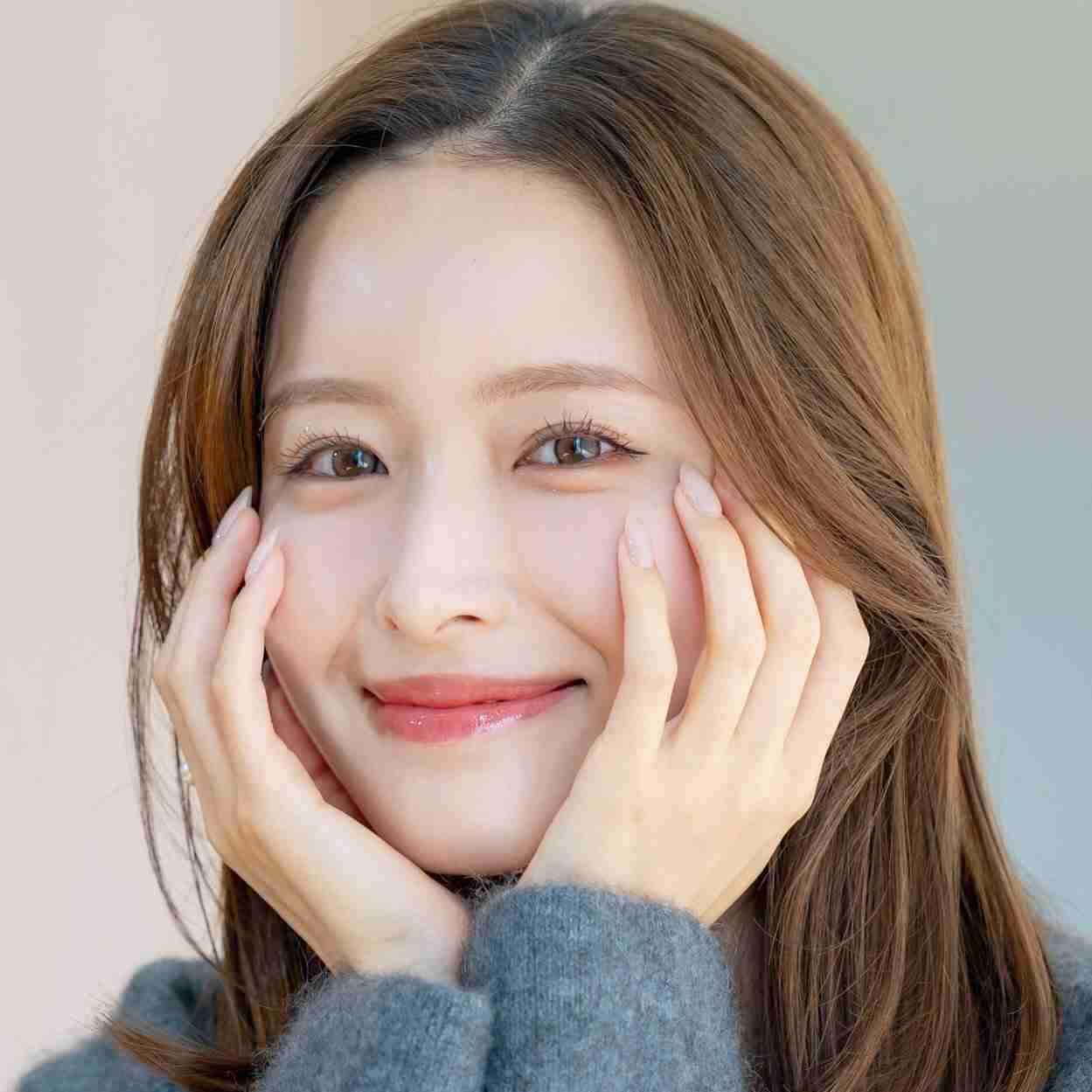 “石原さとみ似”で話題のインフルエンサー、SNS誹謗中傷に持論「相手にした時点で負け」実はSNSが苦手な30万人超フォロワーの新山桃子の素顔