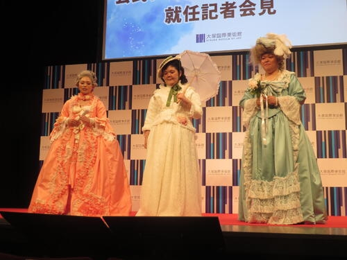 ぼる塾、名画になりきりコスプレ　田辺智加は自称「マリー・アントワネットの生まれ変わり」 - お笑い : 日刊スポーツ