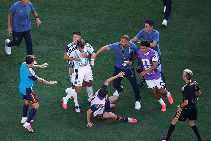 スペインVSアルゼンチン、試合終了後に一触即発の事態　パレデスが暴力行為で一発退場に