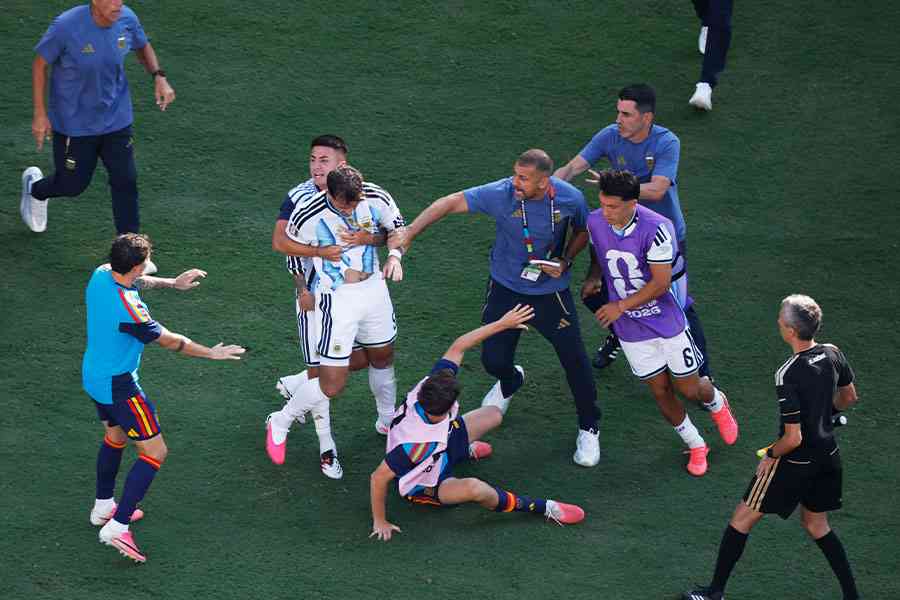スペインVSアルゼンチン、試合終了後に一触即発の事態　パレデスが暴力行為で一発退場に | フットボールゾーン