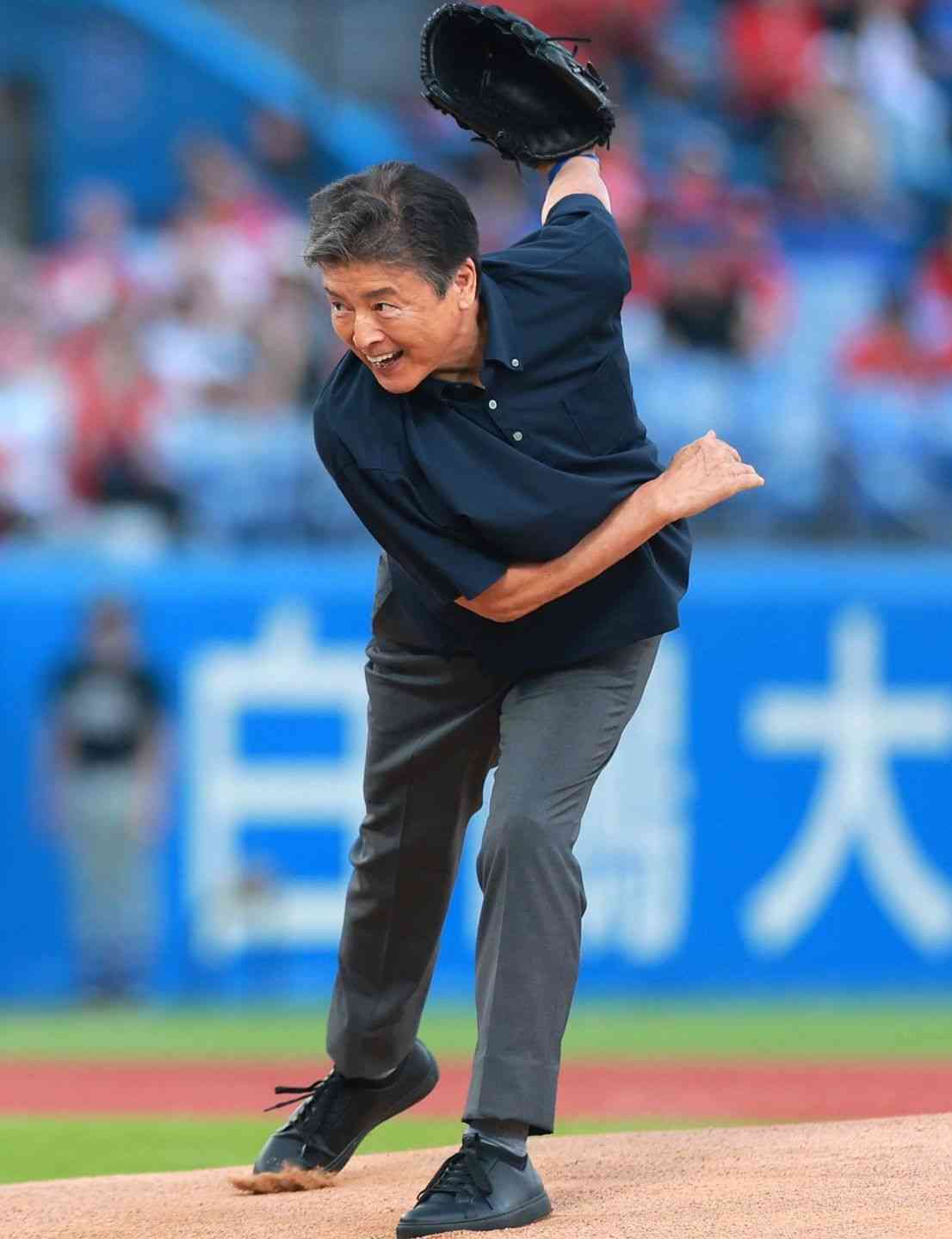 「70代ってまじか！」神宮球場に登場した大物俳優の“160キロ出そうな始球式”に反響続々「イケオジすぎた」「シュっとしてるなぁ」 | THE DIGEST