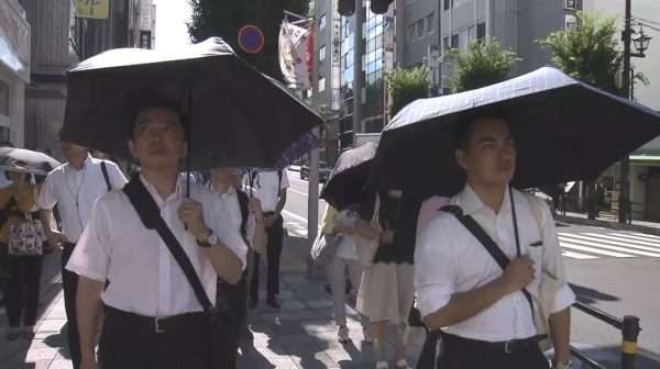 ​【マナー違反？】男性の日傘が邪魔で危ない件について語りたい