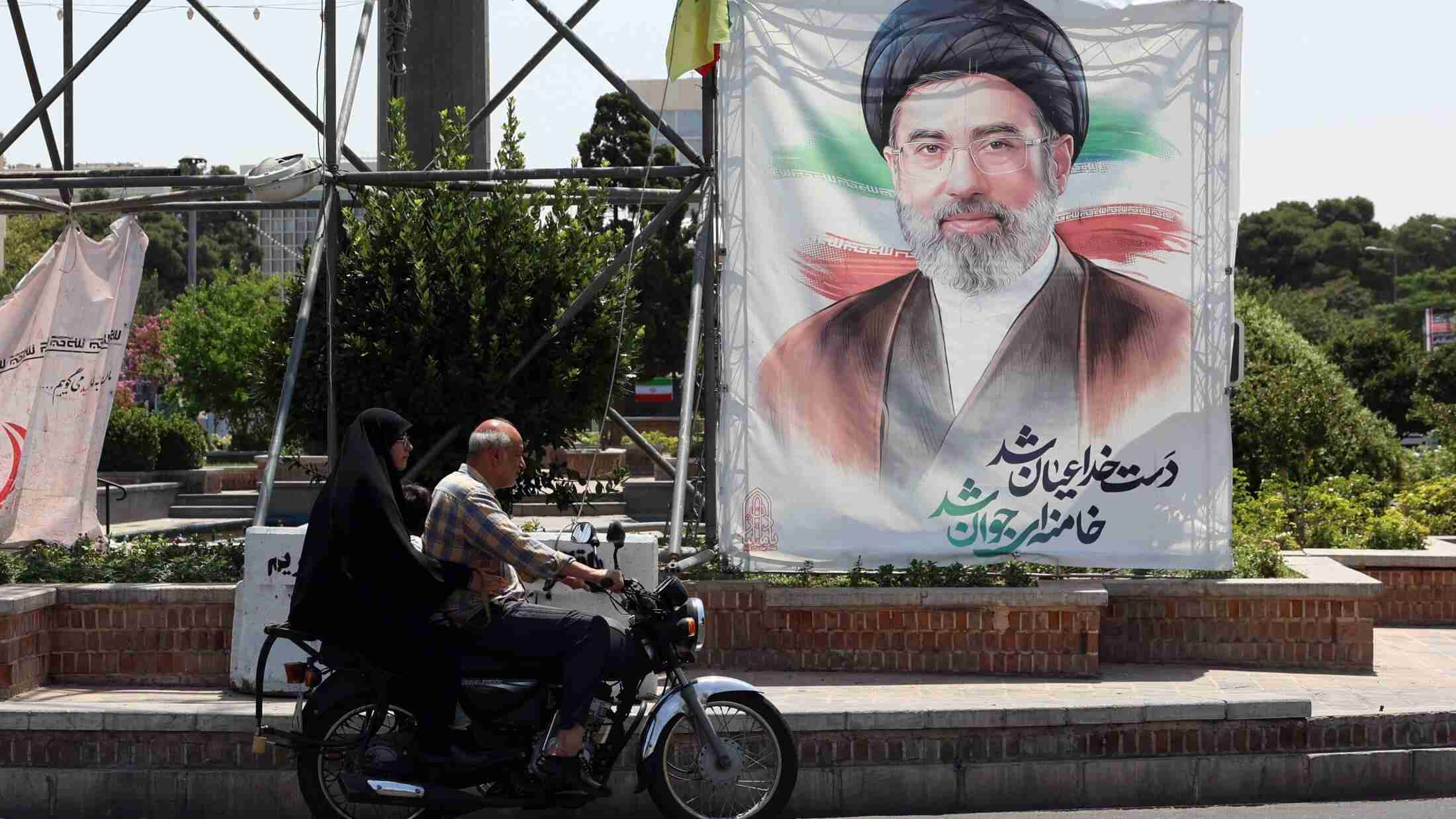 イラン、ホルム海峡を当面閉じると発表　最高指導者は父の殺害に「必ず復讐」と声明（BBC News） - Yahoo!ニュース