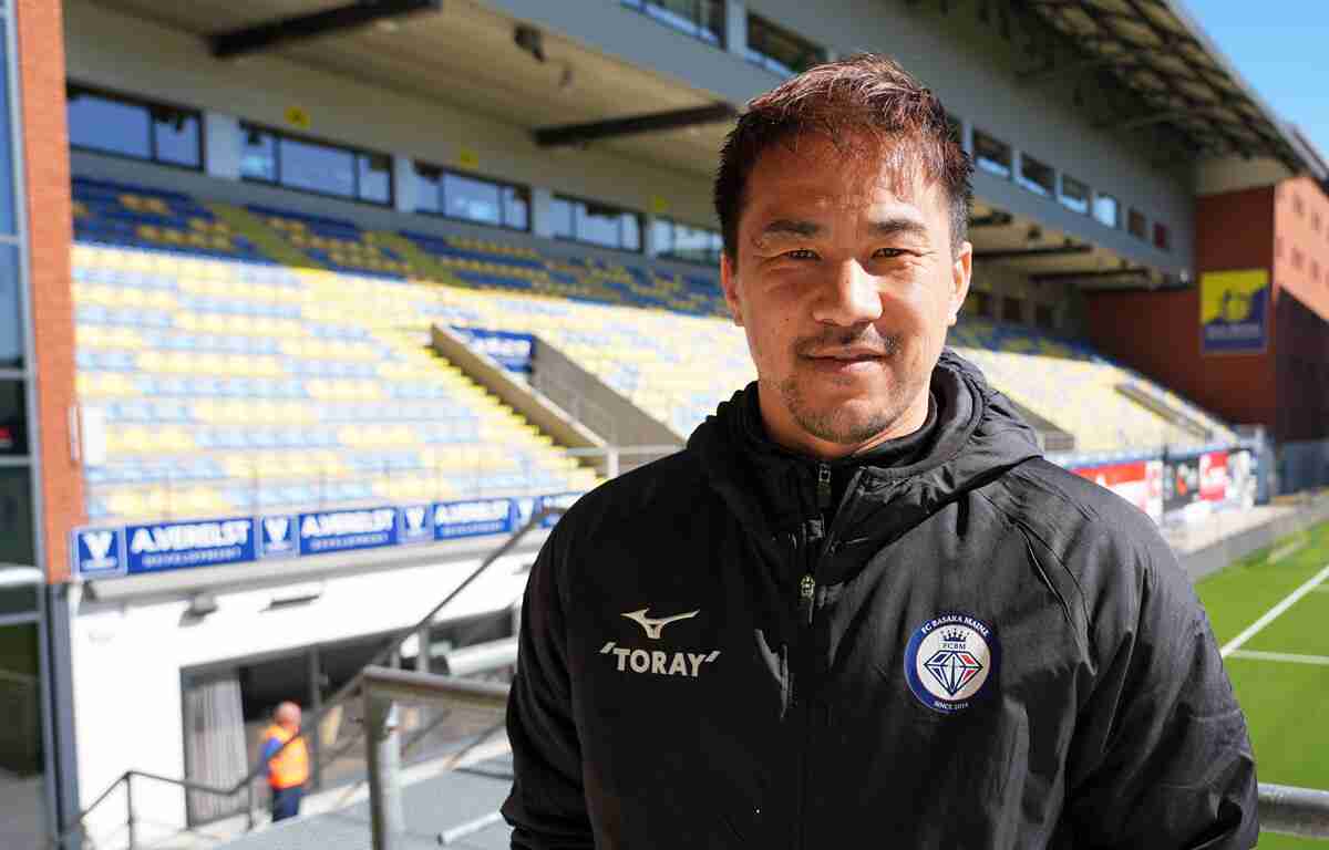 FCバサラ・マインツ監督の岡崎慎司が目指す日本代表監督への道。3大会連続でW杯に出場したレジェンドが、ドイツのアマチュアリーグで指導者として奮闘中。北中米W杯の展望も聞いた！　（週プレNEWS） - Yahoo!ニュース