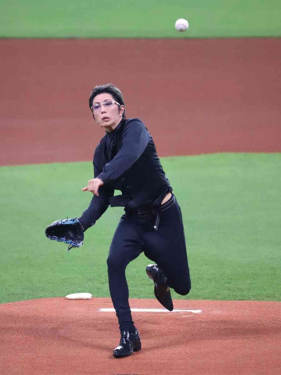 「70代ってまじか！」神宮球場に登場した大物俳優・三浦友和の“160キロ出そうな始球式”に反響続々「イケオジすぎた」「シュっとしてるなぁ」