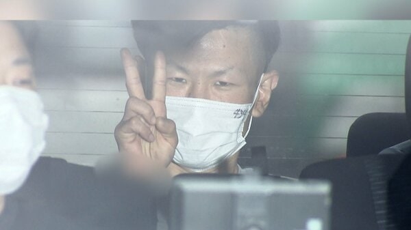 「護送中にVサイン」“車上荒らしコンビ”男2人逮捕　容疑について黙秘する一方「俺はナニワの風なんだ」と自称　東京