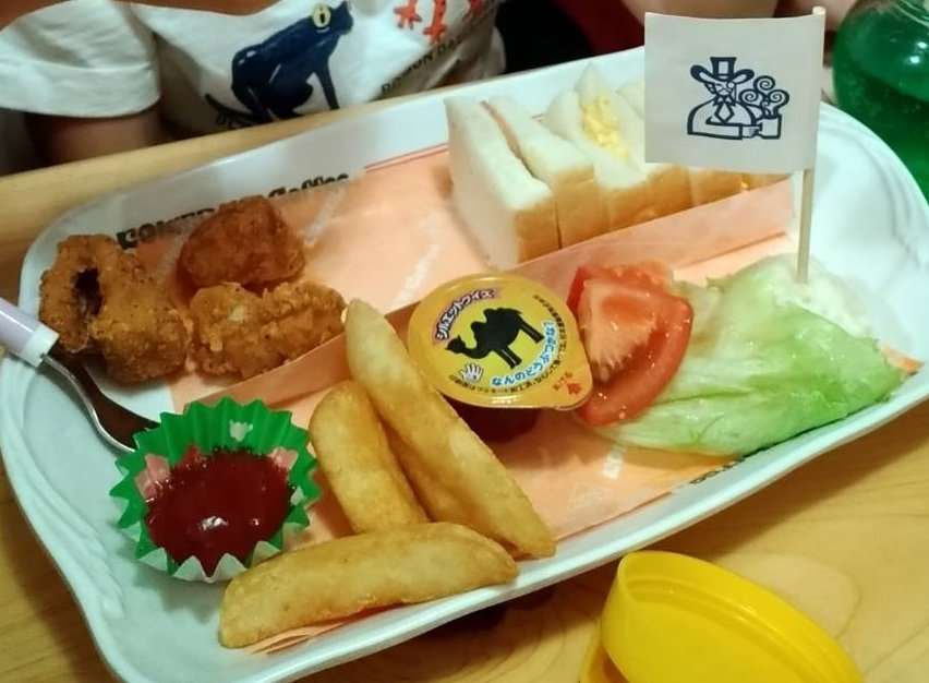 コメダの「大好きプレート」頼んだら大きさがバラバラのサンドイッチが来て泣いてる…「こんなの見たことない」「スタッフの切り方の問題」と議論に