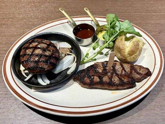 「値上げしすぎて1人6000円かかる」「外国人向けの店?」との声も…ロイホの会社が運営「シズラー」久々に訪れて見た“光景”