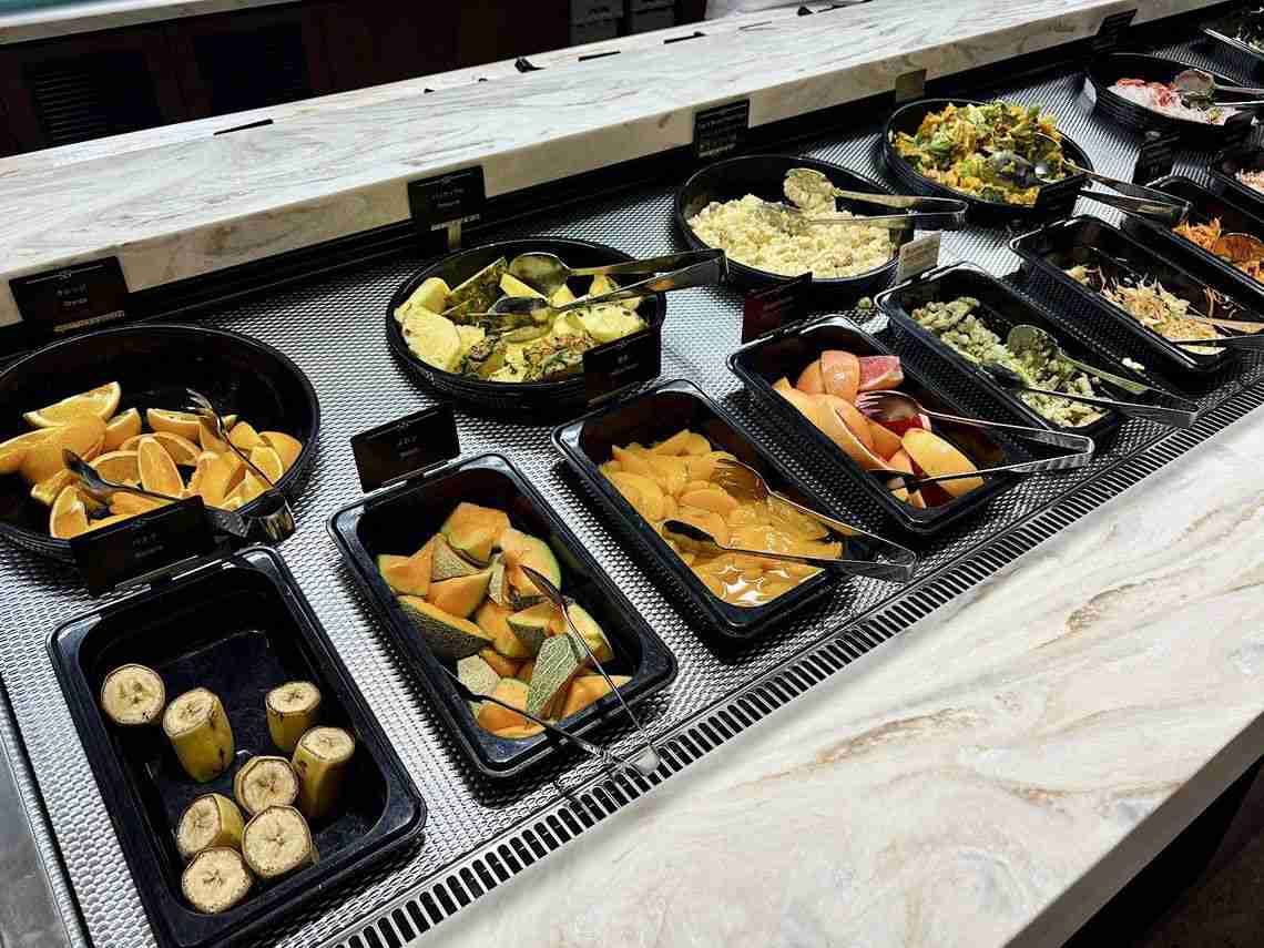 「値上げしすぎて1人6000円かかる」「外国人向けの店?」との声も…ロイホの会社が運営「シズラー」久々に訪れて見た“光景”