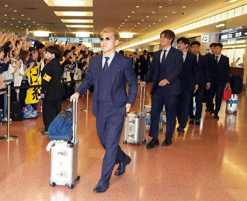 中村敬斗はルイ・ヴィトン、堂安律と板倉滉は“ブルー”エルメス…機内バッグは高級ブランド続々