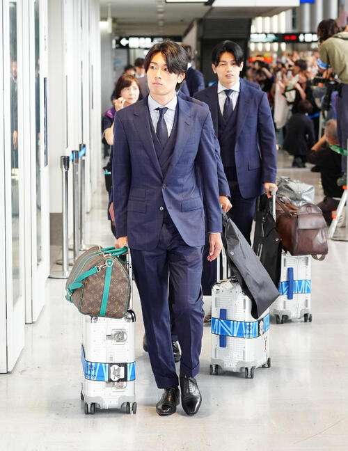 中村敬斗はルイ・ヴィトン、堂安律と板倉滉は“ブルー”エルメス…機内バッグは高級ブランド続々