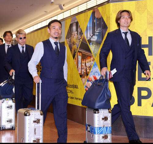 中村敬斗はルイ・ヴィトン、堂安律と板倉滉は“ブルー”エルメス…機内バッグは高級ブランド続々