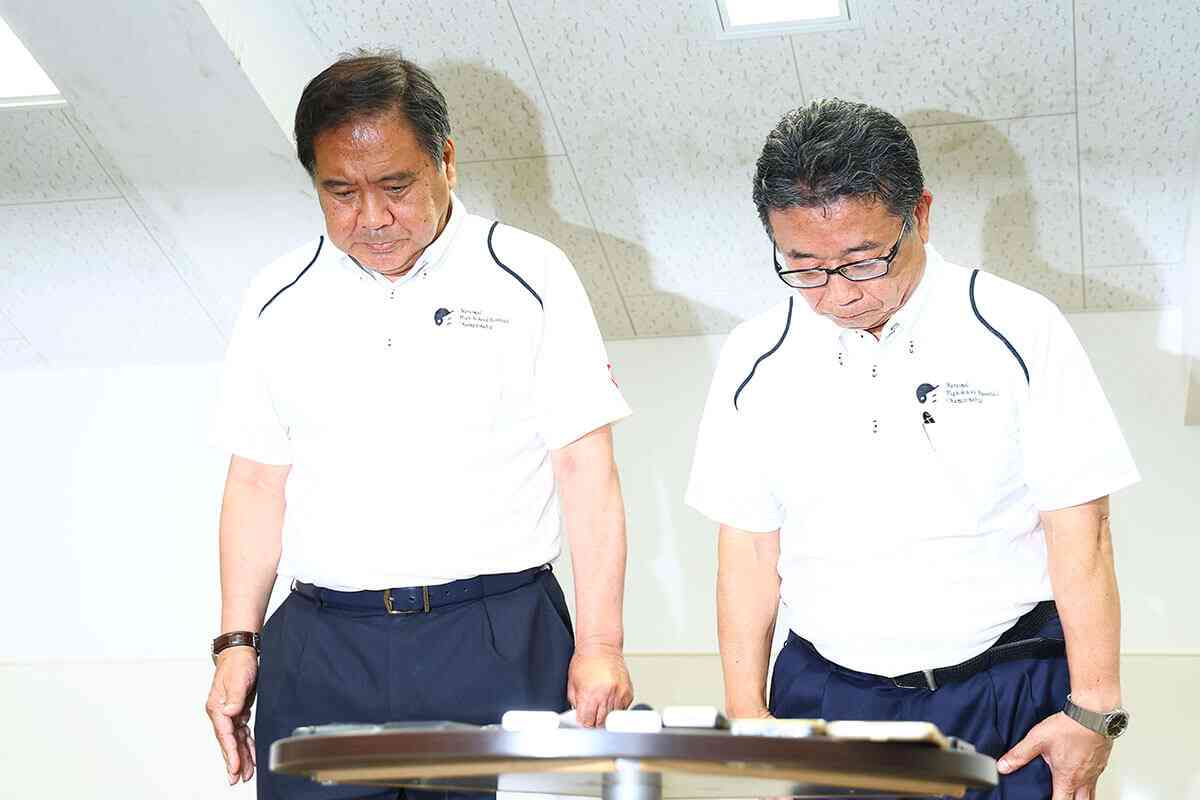 「ホテルの部屋でハグをし、キス…」　高野連会長の「電撃辞任」理由は愛人の存在だった　「謝罪会見の直前もホテルで…」 | デイリー新潮