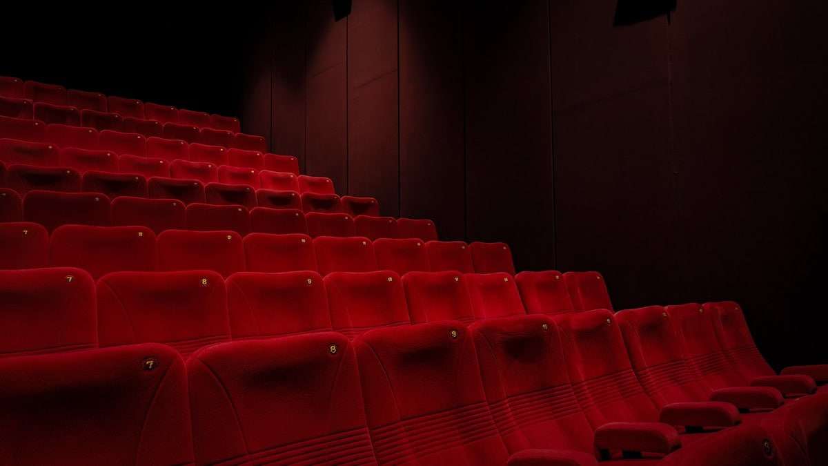 「エンドロールも含めて映画なのに…」本編終了と同時に大声で感想を言い合うシニアグループ。注意した女性が食らった、まさかの「展開」【専門家助言】 | FORZA STYLE｜ファッション＆ライフスタイル[フォルツァスタイル]