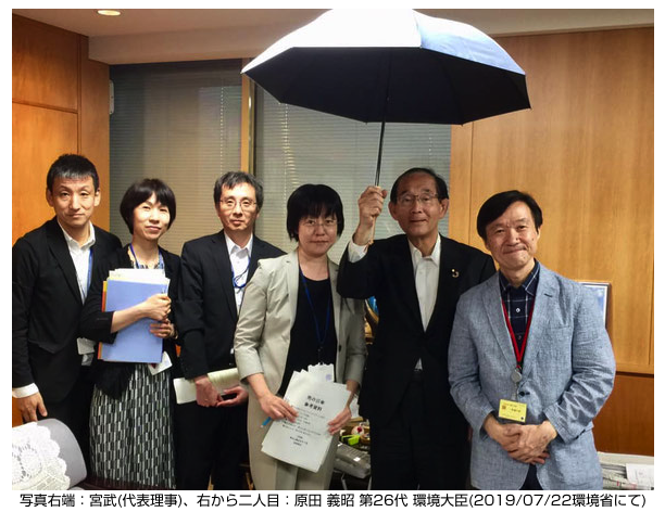 ​【マナー違反？】男性の日傘が邪魔で危ない件について語りたい