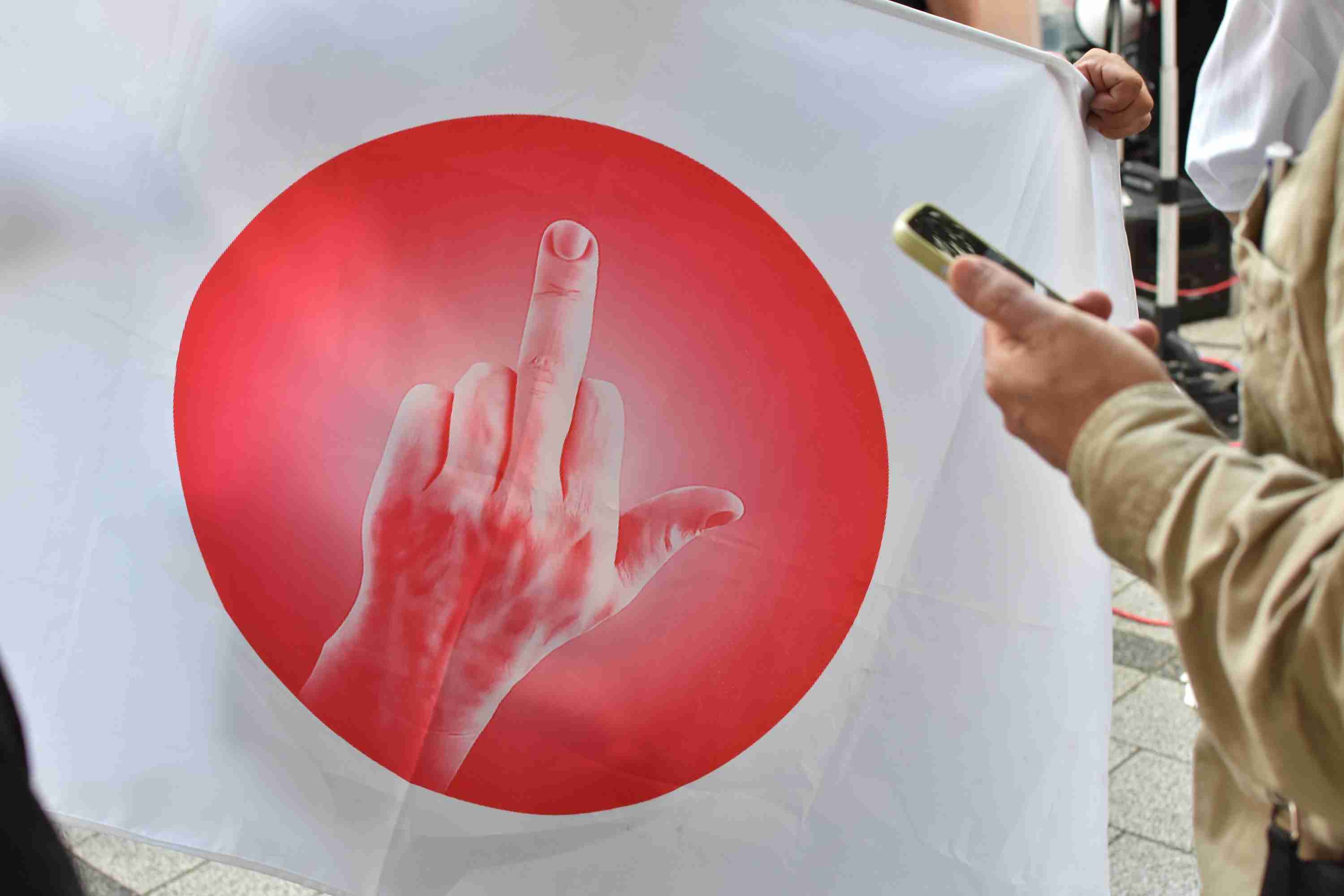 反差別活動家が「国旗損壊」パフォーマンス　共産党に暴力連想と否定された「射的」も継続