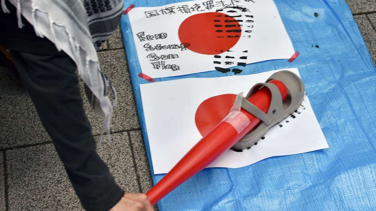 反差別活動家が「国旗損壊」パフォーマンス　共産党に暴力連想と否定された「射的」も継続 - 産経ニュース