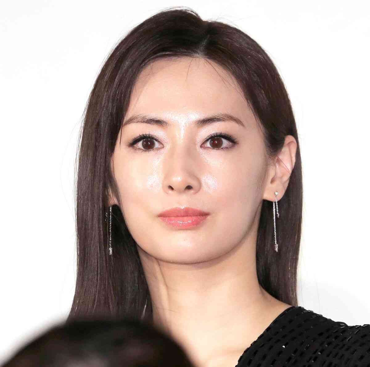 「どうなってるの？」「目が覚めた」北川景子のドレスを二度見「ライン拾うどころの騒ぎじゃない」ネット騒然 - スポーツ報知