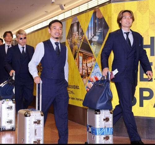中村敬斗はルイ・ヴィトン、堂安律と板倉滉は“ブルー”エルメス…機内バッグは高級ブランド続々