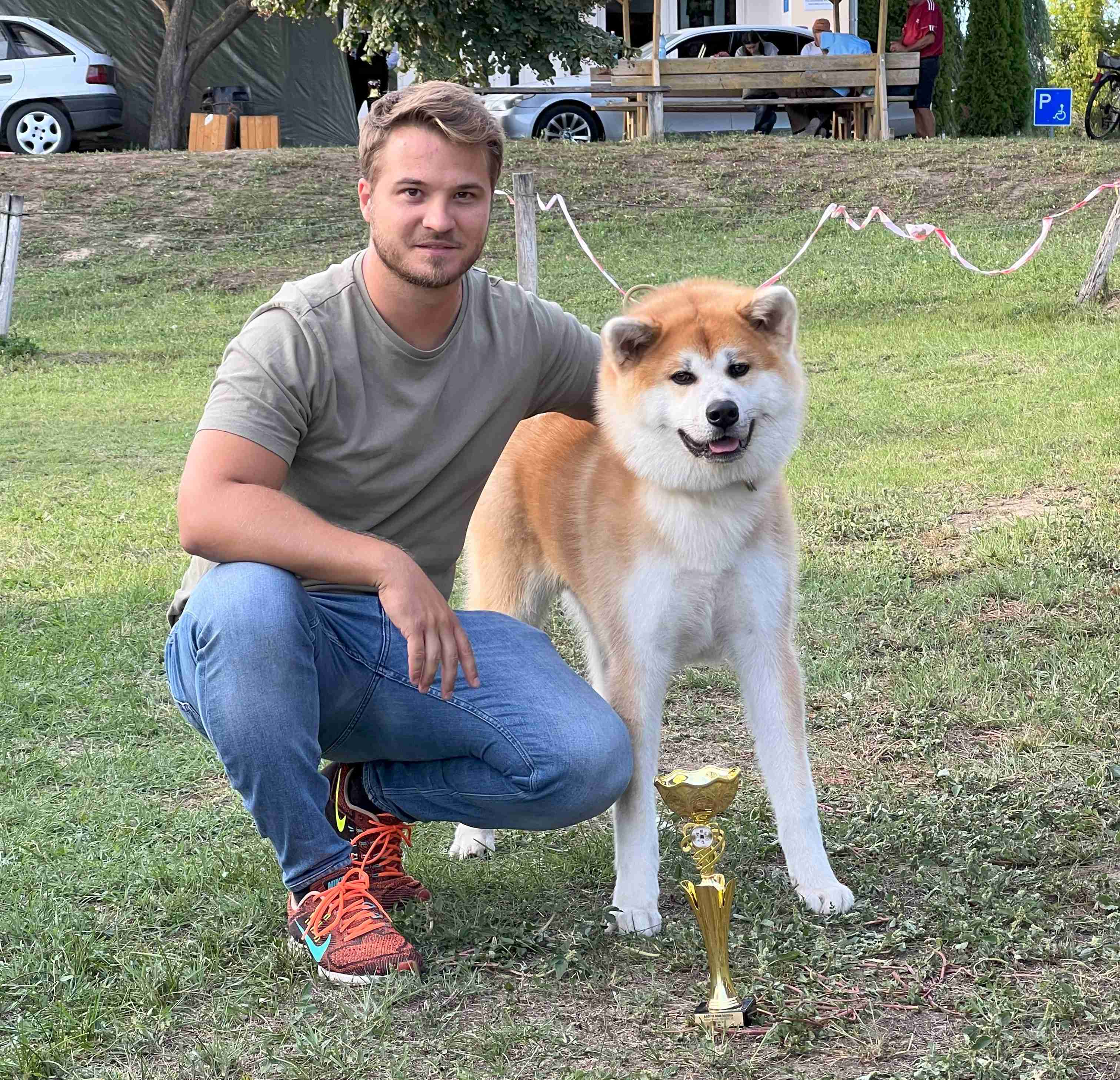 特大秋田犬が2本足でぐいっと直立、飼い主と並んだら