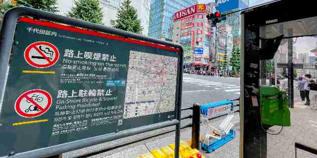 「紙巻きタバコの匂いがきつい」公園で“加熱式”吸う男性の言い分…「路上で一服」消えない背景に“喫煙所不足”のジレンマ | 弁護士JPニュース