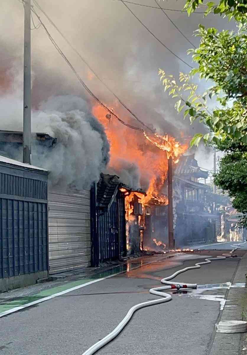 老舗酒造会社「越後鶴亀」全焼か　新潟市西蒲区で火災、７軒焼ける　けが人なし