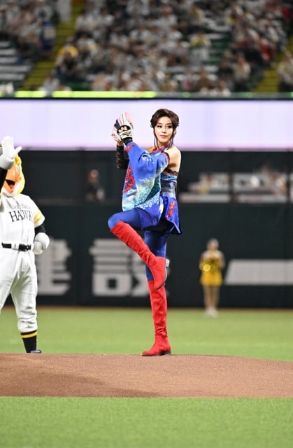 藤原紀香、“明治版”キャッツアイ姿でPayPayドーム降臨 “ノーバン”に大歓声「人生で初めて届きました」