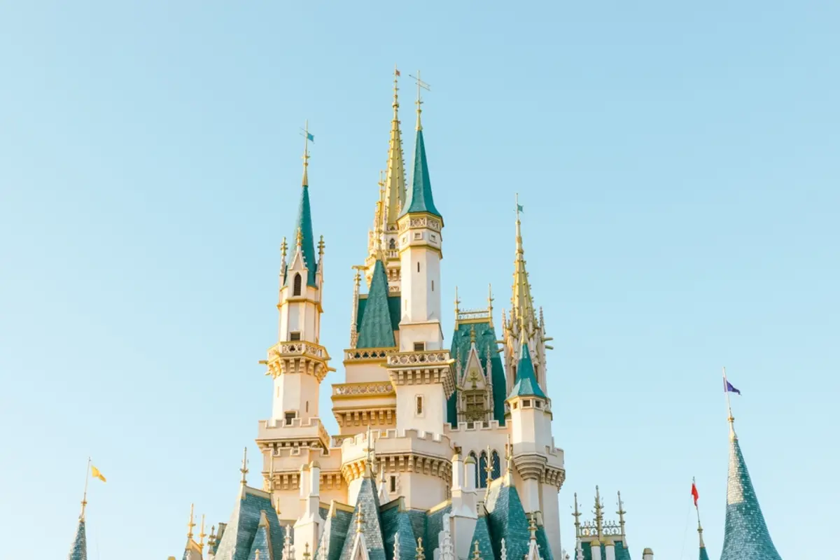 中学生の娘が「ディズニーランド」に修学旅行！ お小遣い「1万円」ですが、周りは“多く持っていく”そうです。心配ですが、1万円以上は非常識でしょうか…？ | ガールズちゃんねる - Girls Channel -