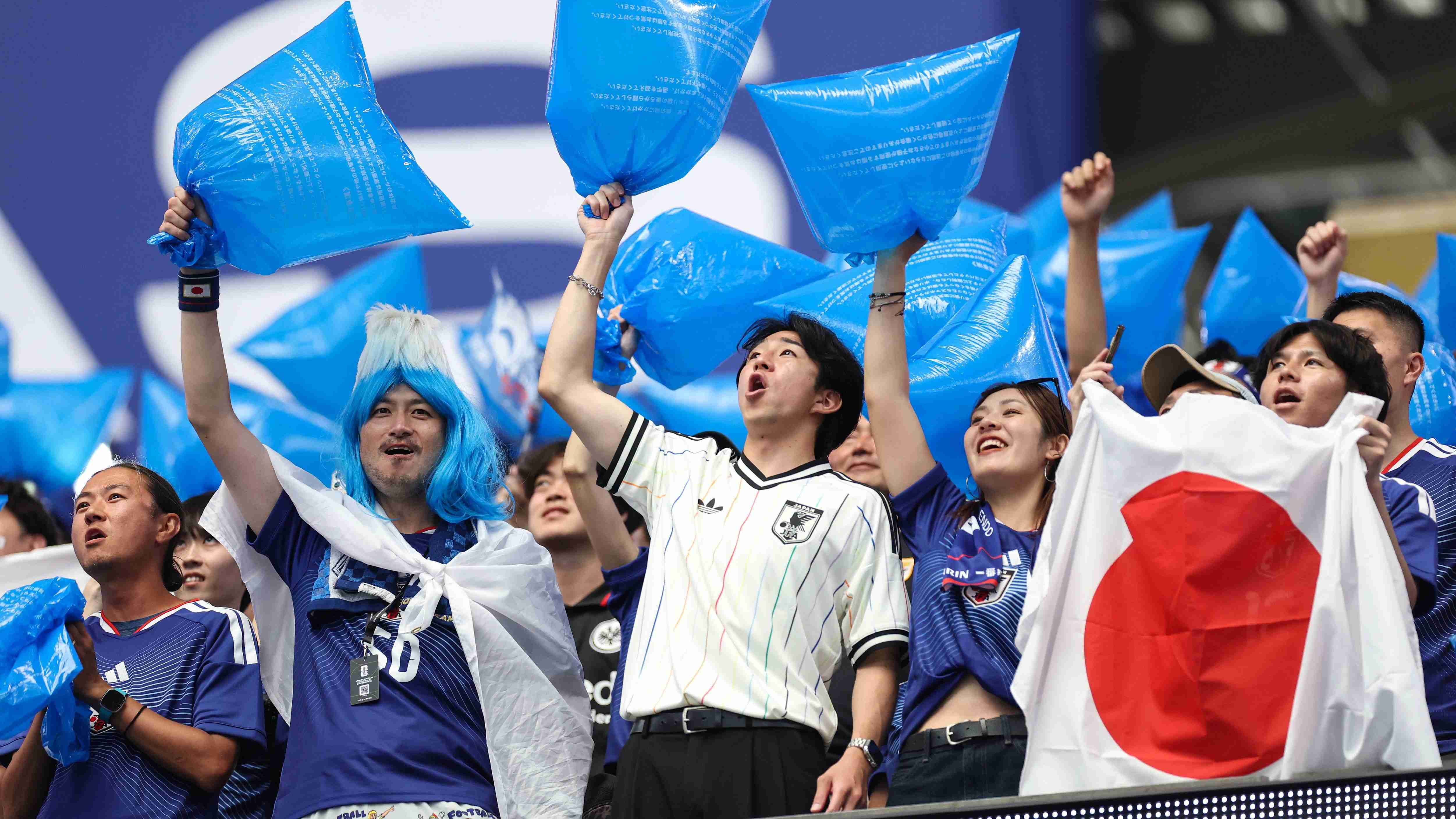 「自宅でもやって」BBCが日本人サポーターのスタジアム掃除文化を紹介。「男性は妻に負担を押し付けているというのだ」と批判的な声も伝える