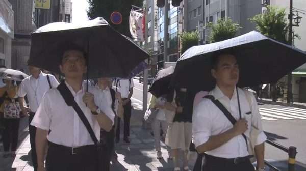 ​【マナー違反？】男性の日傘が邪魔で危ない件について語りたい