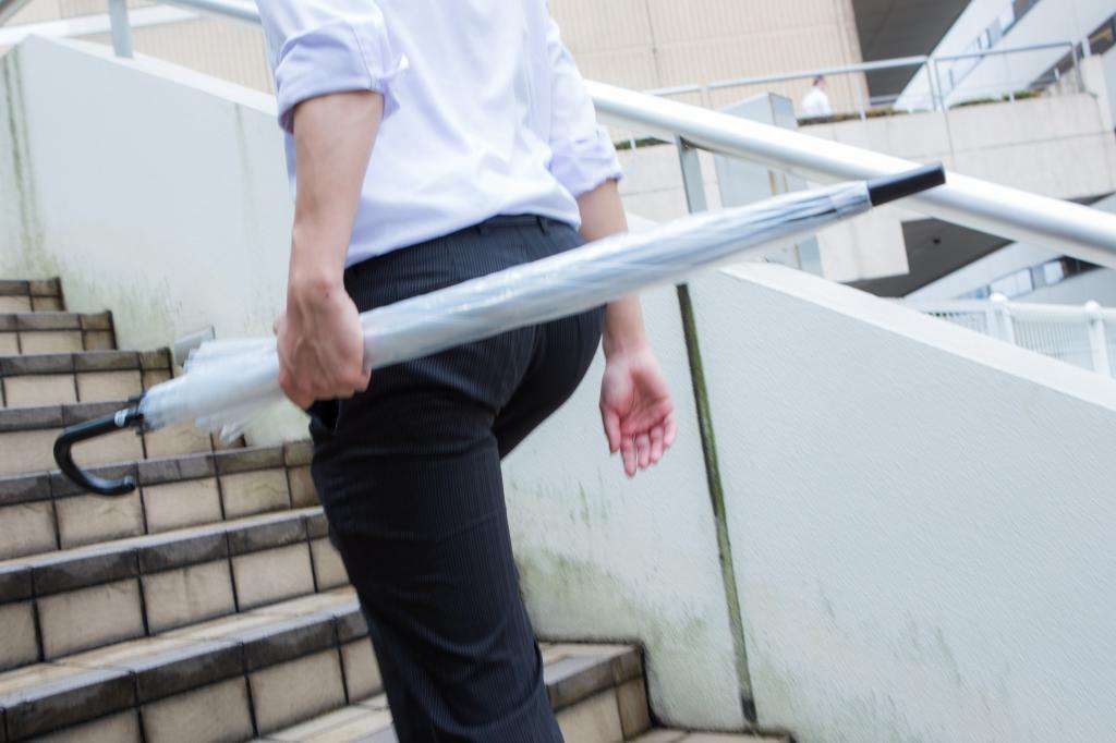 ​【マナー違反？】男性の日傘が邪魔で危ない件について語りたい