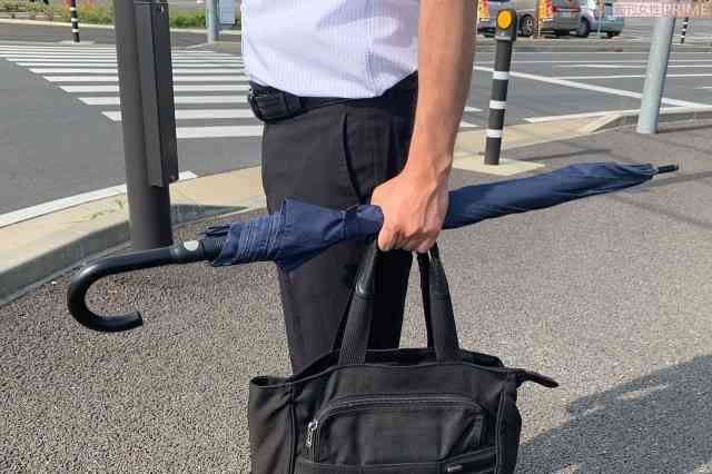 ​【マナー違反？】男性の日傘が邪魔で危ない件について語りたい