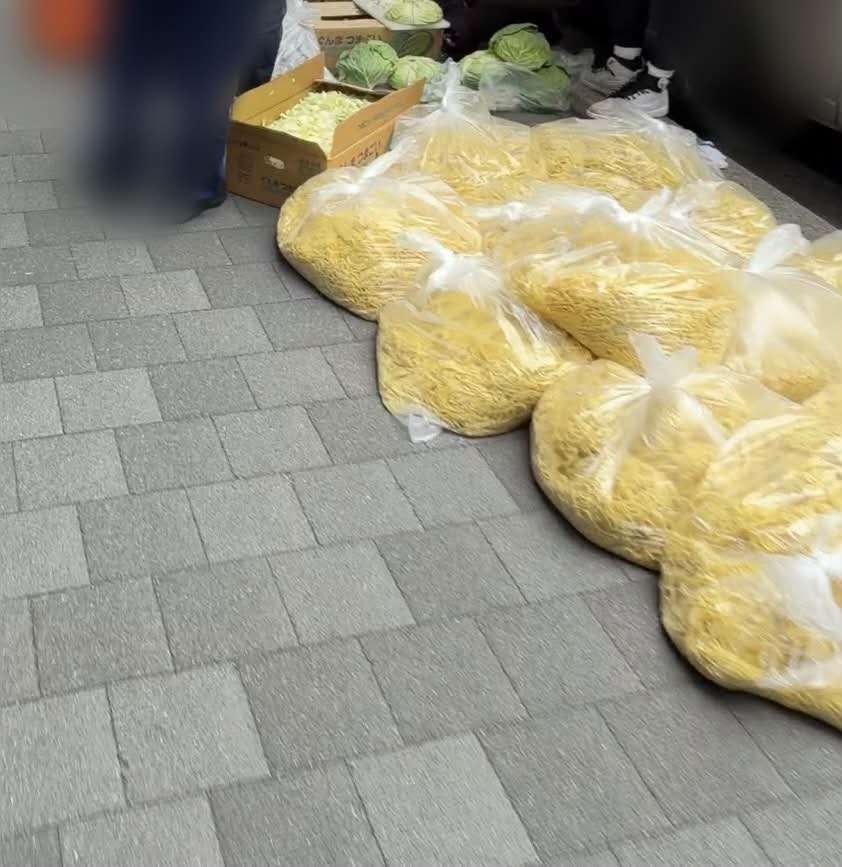 《祇園祭の露店付近で撮影?》包装された焼きそば麺が「地面に直置き…」 夏祭りで食中毒を避ける“店選び”のポイント
