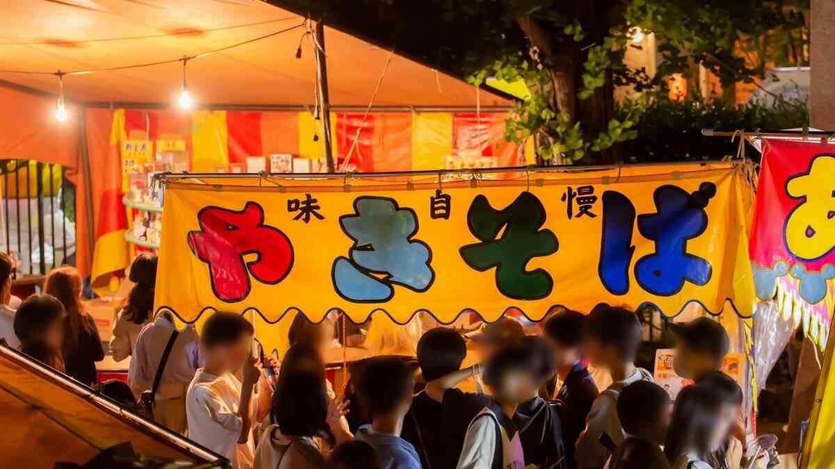 《祇園祭の露店付近で撮影？》包装された焼きそば麺が「地面に直置き…」 夏祭りで食中毒を避ける“店選び”のポイント | 集英社オンライン