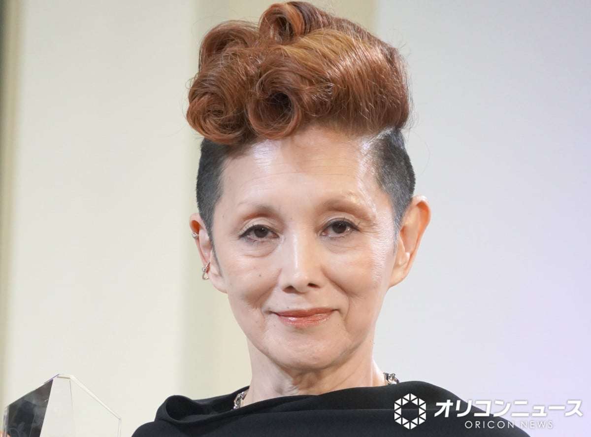 夏木マリ、ロエベのバッグに付けた“虫除けアイテム”にネット反響「これがオシャレに見えるのがさすが」「オニヤンマとロエベのコラボ」  | オリコンニュース（ORICON NEWS）