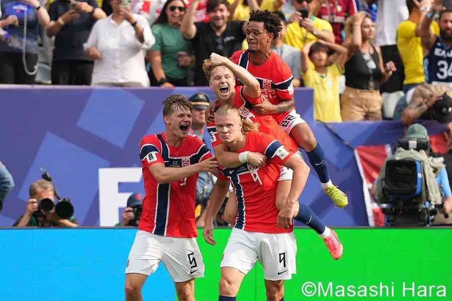 「すげぇ人の数!」W杯ノルウェー凱旋帰国! 皇太子先導オスロ王宮広場での“10万人バイキング・ロー”が壮観!「凄い景色や」「圧巻of圧巻」（サッカー批評Web） - Yahoo!ニュース