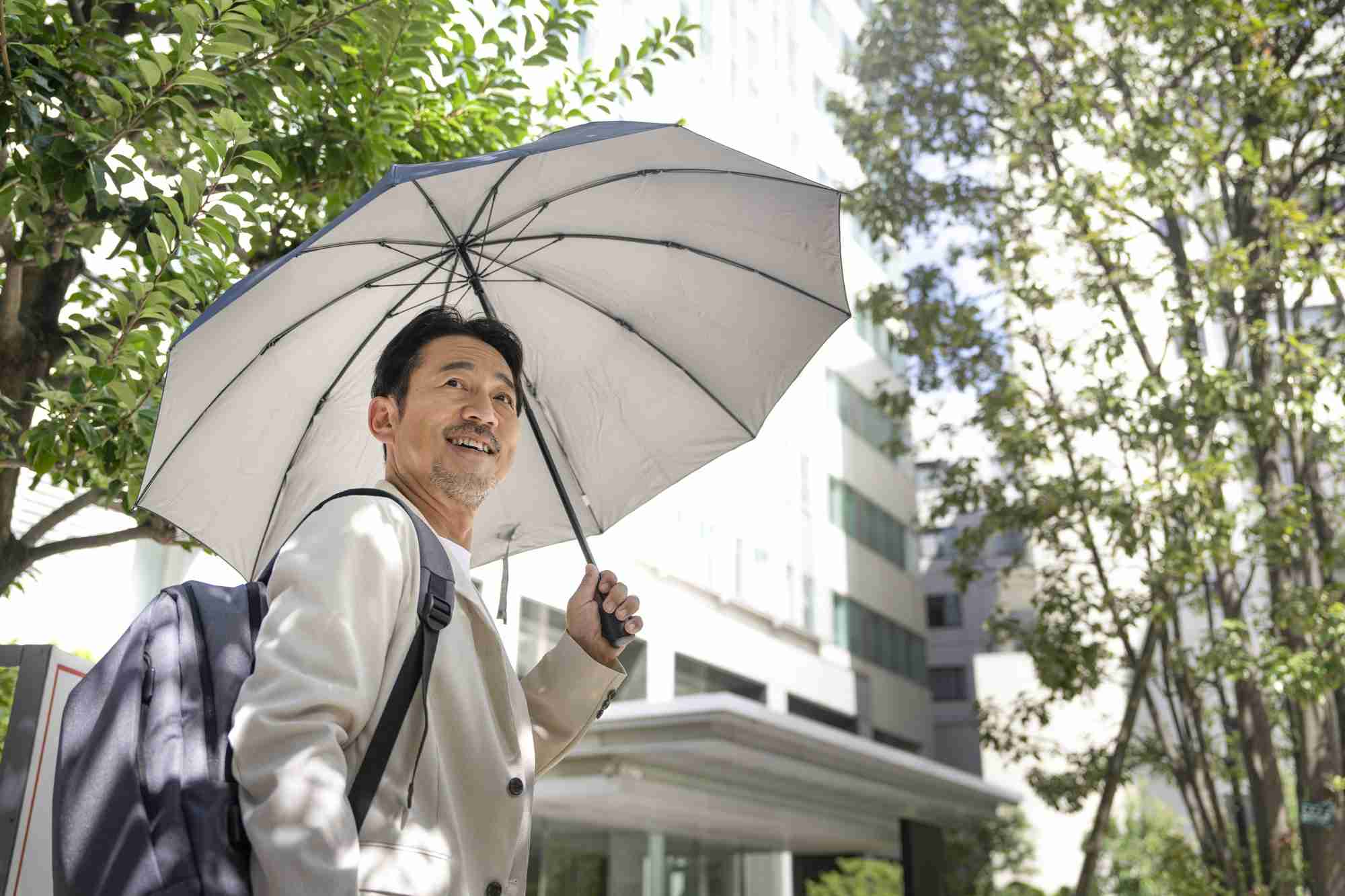 ​【マナー違反？】男性の日傘が邪魔で危ない件について語りたい