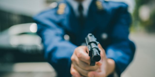 「撃たれても撃っちゃイカン」警視庁OBが明かす拳銃使用の葛藤…河内長野「2発で射殺」なぜ起きた？ | 弁護士JPニュース