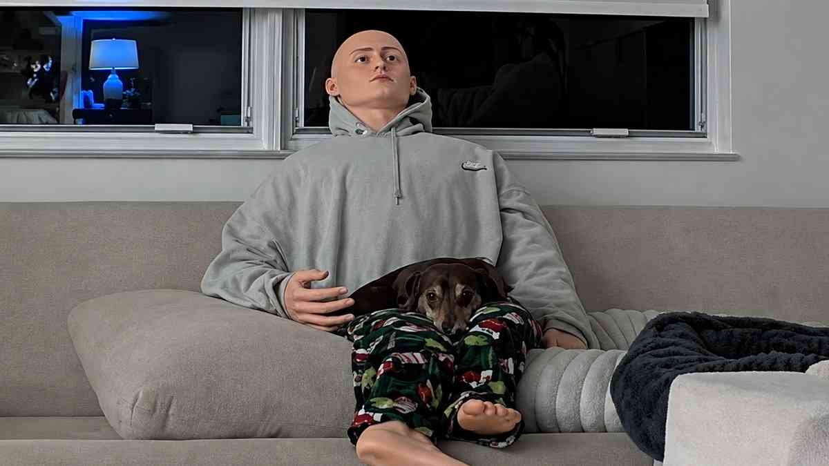 飼い主がいないと不安がる犬のため、等身大の人形を与えたところ、効き目がありすぎた | カラパイア