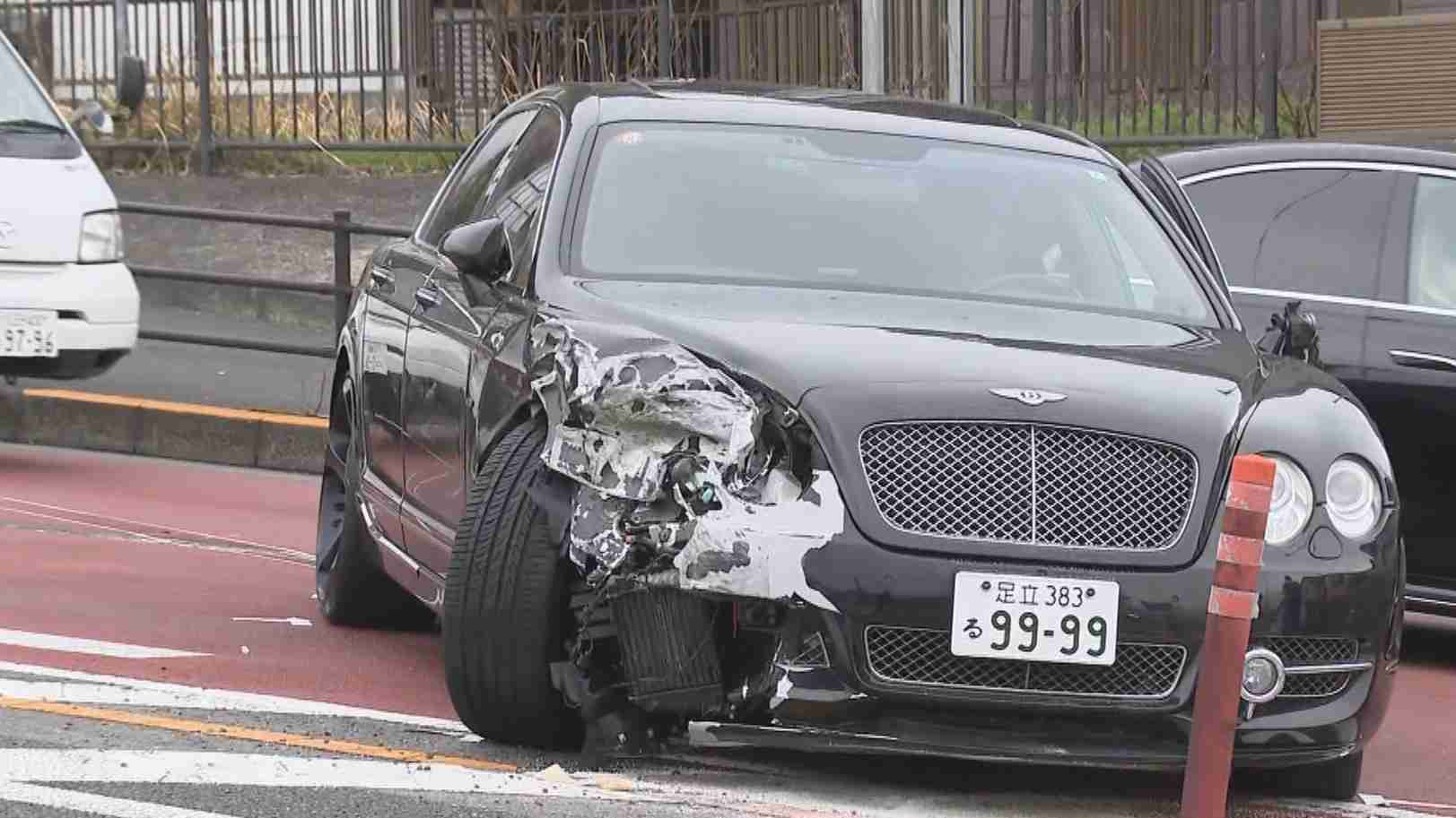 高級車「ベントレー」乗り捨て逃走　車7台に衝突し6人にけがをさせた疑い　運転の男逮捕　捜査関係者（テレビ朝日系（ANN）） - Yahoo!ニュース