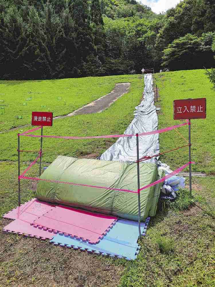 ウォータースライダーで上から滑って来た子どもと衝突し、当時8歳の小学生が死亡　イベントの引率責任者の町職員を「減給」の懲戒処分　児童の両親は「軽過ぎる」「全く納得できない」　島根県邑南町
