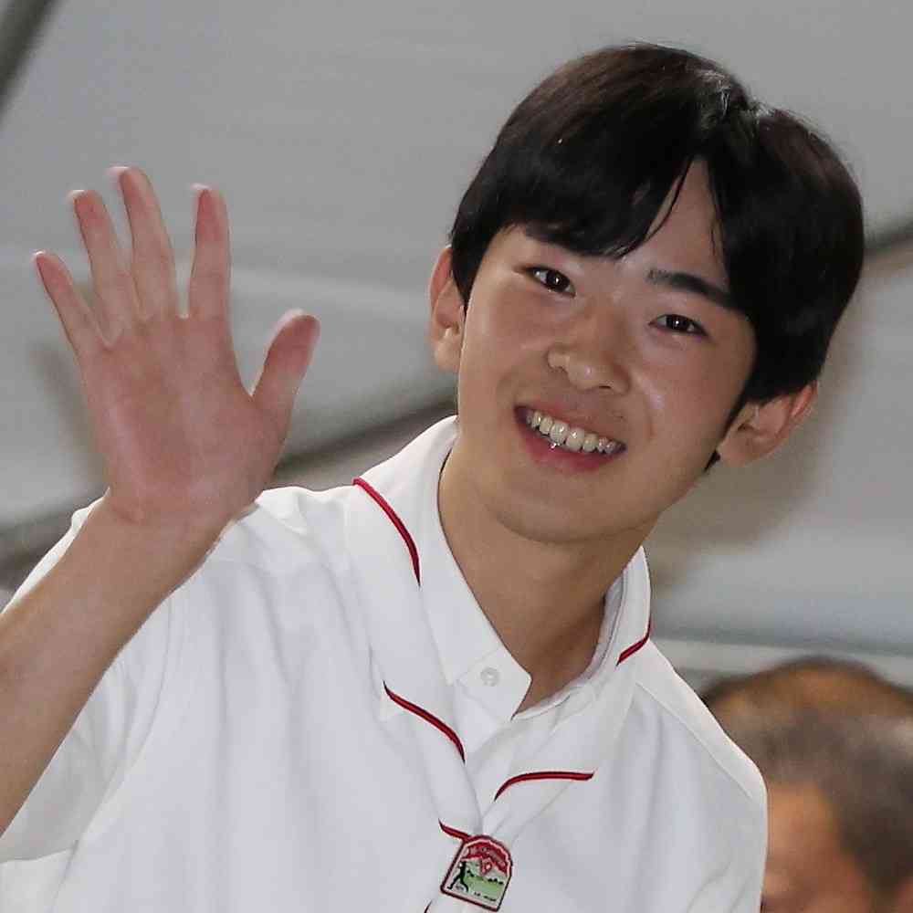 《「悠仁さまかっこいい～！」の声も》悠仁さま　手を振られるたびに歓声が…広島ご訪問で光った“フィーバー”の兆し（女性自身） - Yahoo!ニュース