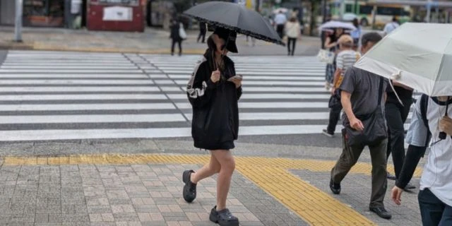 「歩きスマホ事故」で救急搬送、最多は10代“ではない”…脳のキャパオーバーで“生命の危険”増大も、処罰する法律なしの現状