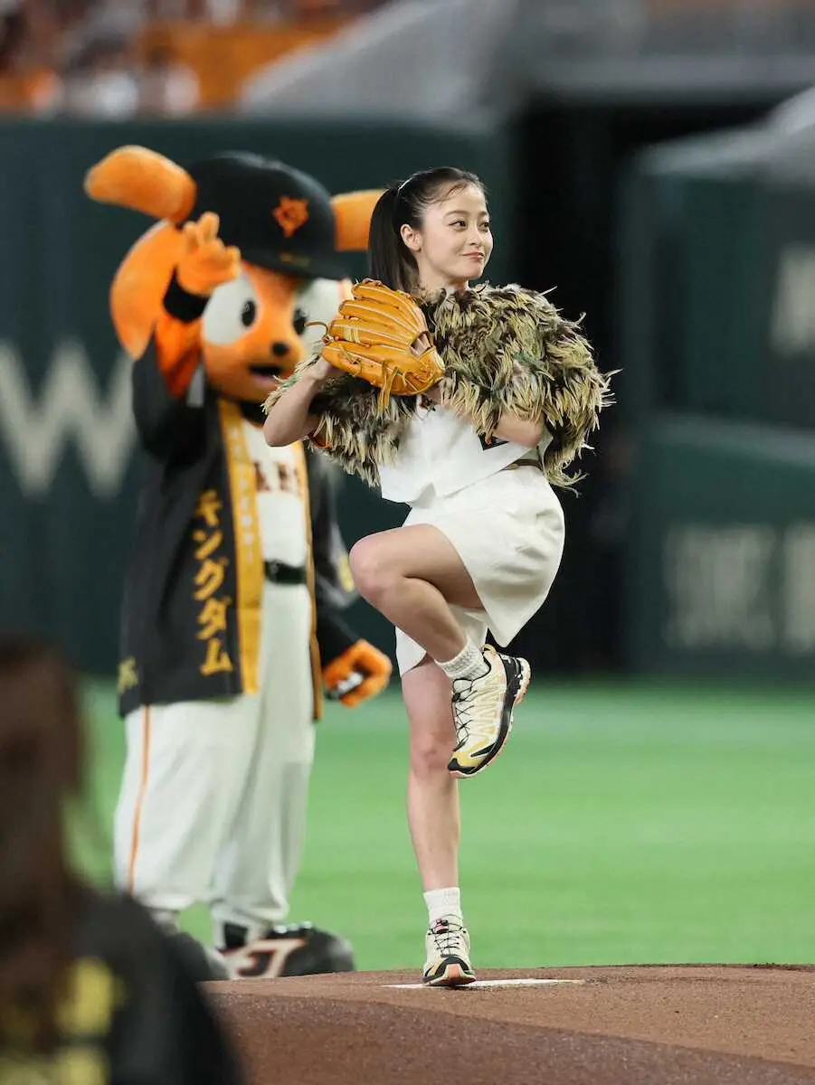 橋本環奈「キングダム」河了貂衣装でワンバン始球式！キュートな姿にドーム大歓声　自己採点「100点」